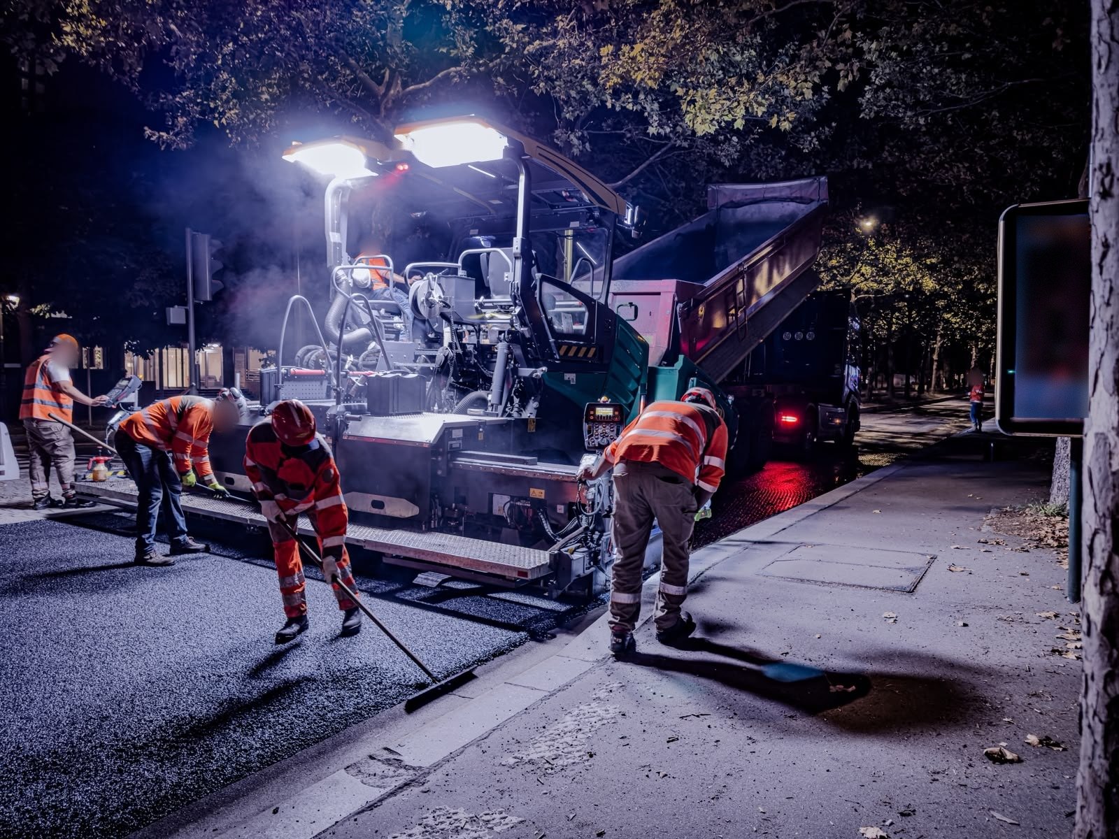 Pose d'enrobé de nuit en ville