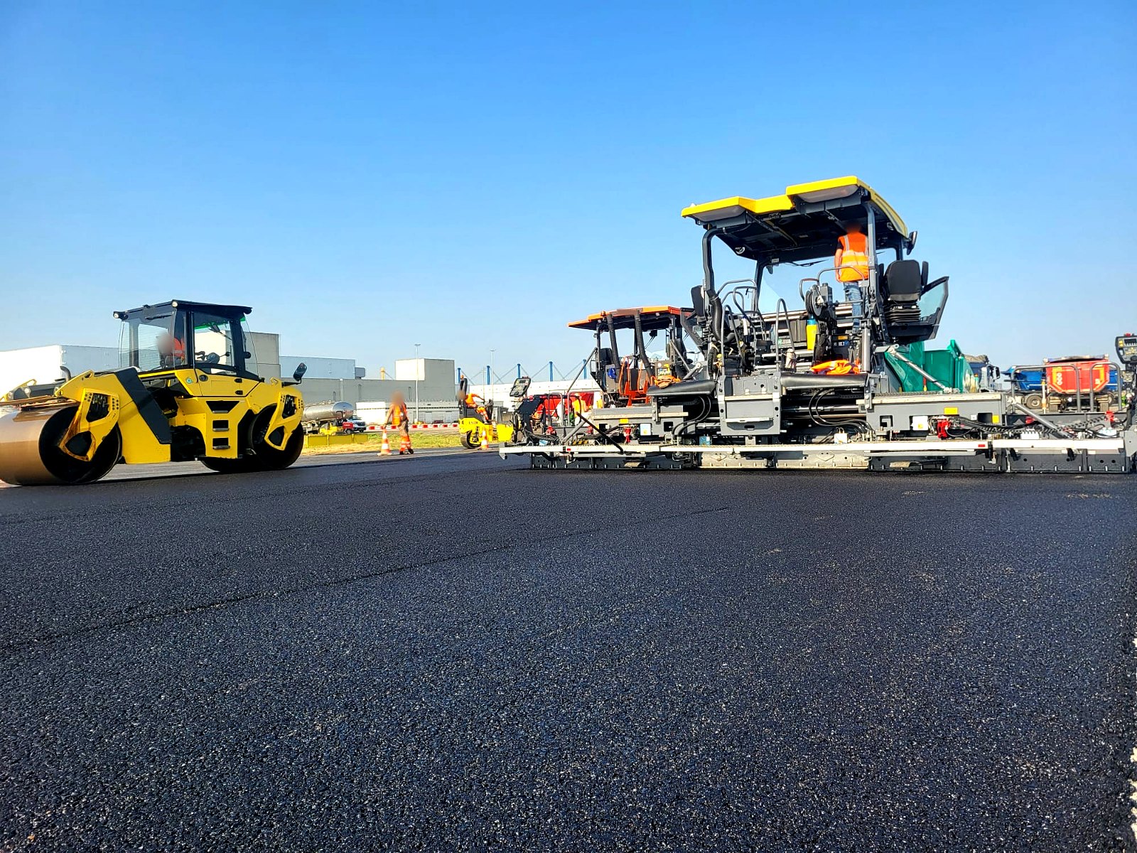 Cylindre et finisseur sur une grande plateforme